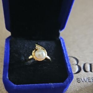 Elegant Gold Pearl Ring
